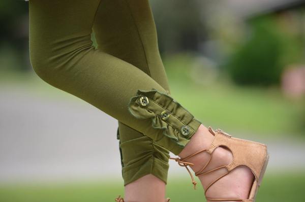 Ivory Ruffle Button Leggings – Little Fashionista Boutique